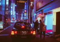 小漫部落完结精品悬疑漫画封面，暗色调城市夜景，侦探人物剪影，悬疑氛围浓厚